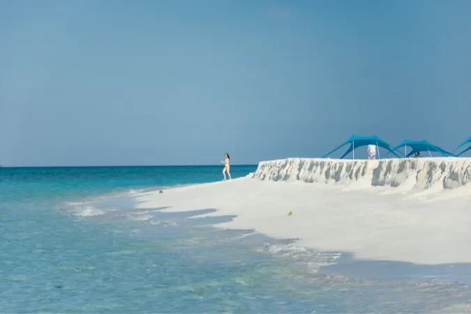 amilla_maldives_sandbank_party