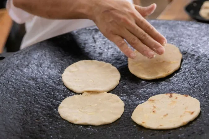 Arenas_del_mar_making_tortilla_Classes