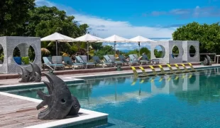 Vomo_Island_rocks_bar