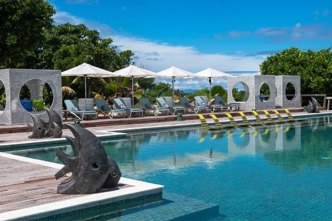 Vomo_Island_rocks_bar