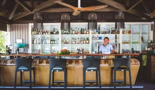 Vomo_Island_vuda_bar_oni