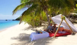 Vomo_Island_private_beach_picnic