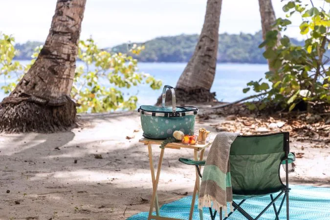 Isla_Palenque_picnic_by_the_beach